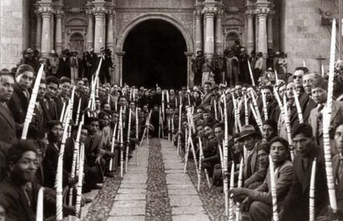 Martin Chambi Ceremonia de los Cirios en el Templo de Ayaviri