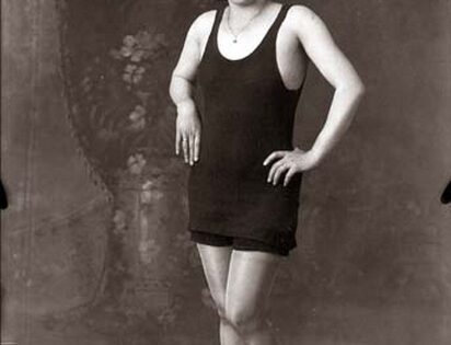 Martin Chambi Senorita en Traje de Bano