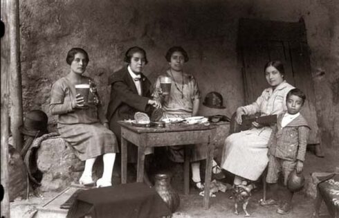 Martin Chambi Senoritas en la Chicheria