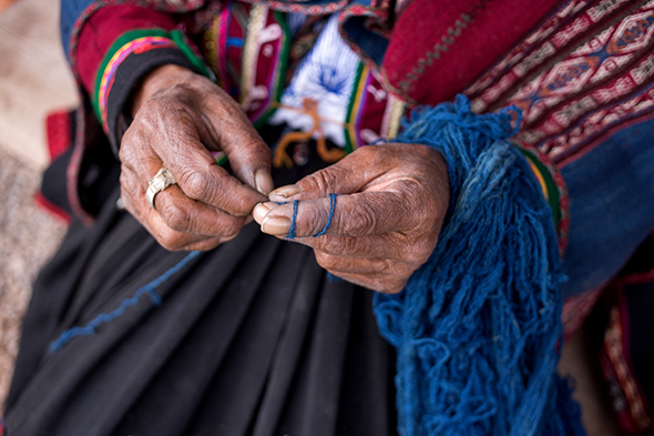 Como tejedores envejecimiento pierden la destreza en sus manos, que todavía son capaces de ganar un hilado de lana ingresos a través de la Organización Weaving Chinchera.  (Fotografía de Erika Skogg)