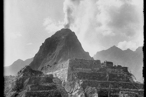 Martin Chambi Wayna Picchu con humo