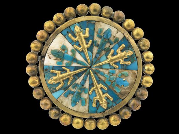 Orejera de oro, concha y piedra (turquesa o malaquita) en la que se representan ocho iguanas, cuatro son de oro y cuatro son de turquesa. Cultura Mochica.