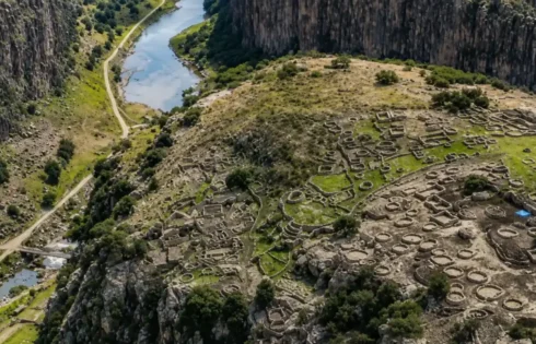 centro arqueologico de Taqrachullo en cusco 1536x728